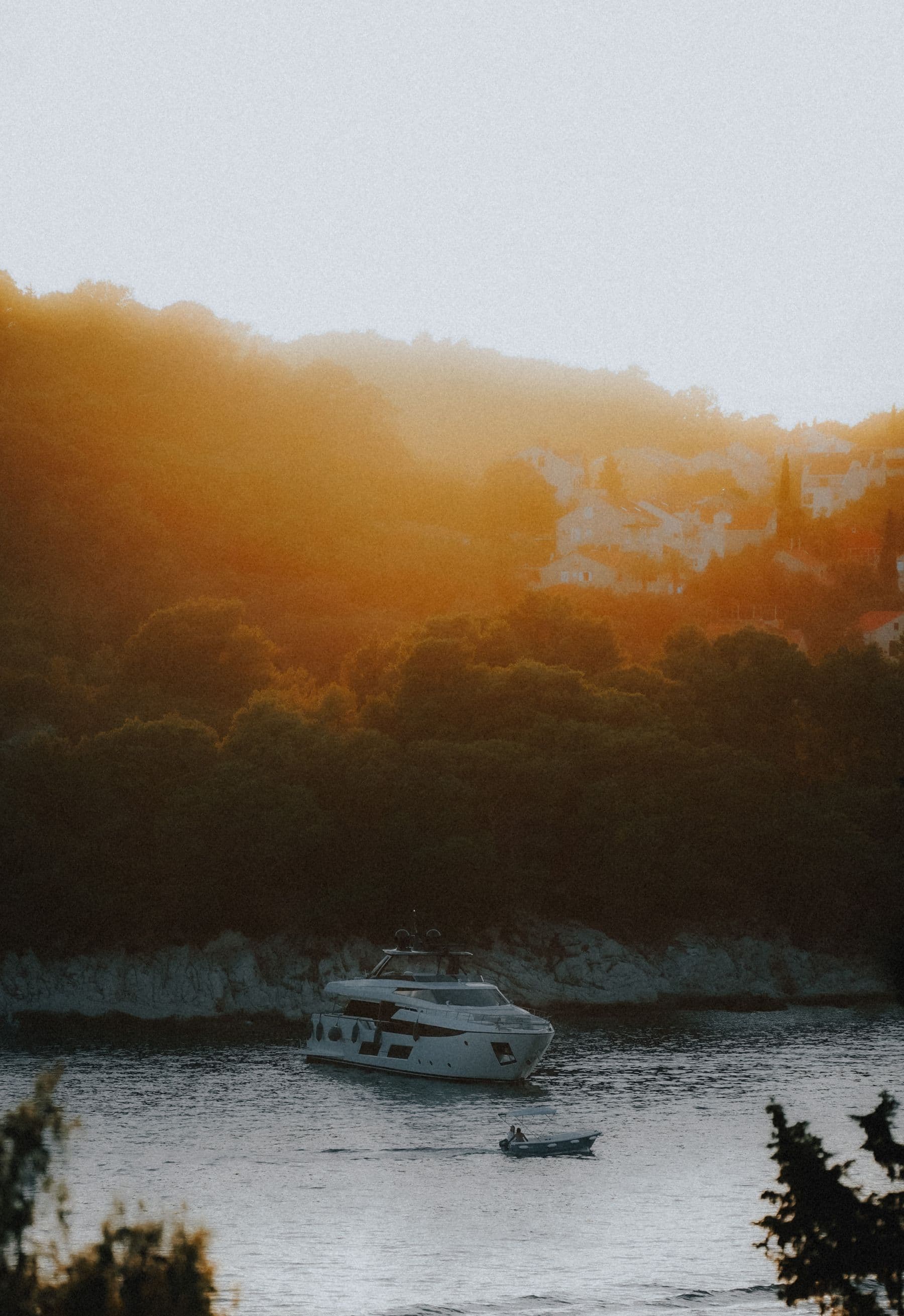 Bateau premium sur l'eau à l'heure dorée