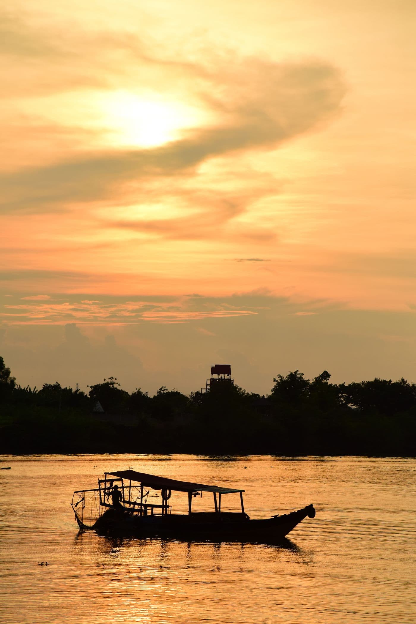 Bateau privé sur la rivière au coucher du soleil