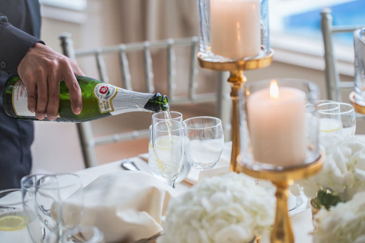 Service de majordome versant le champagne sur une table elegante