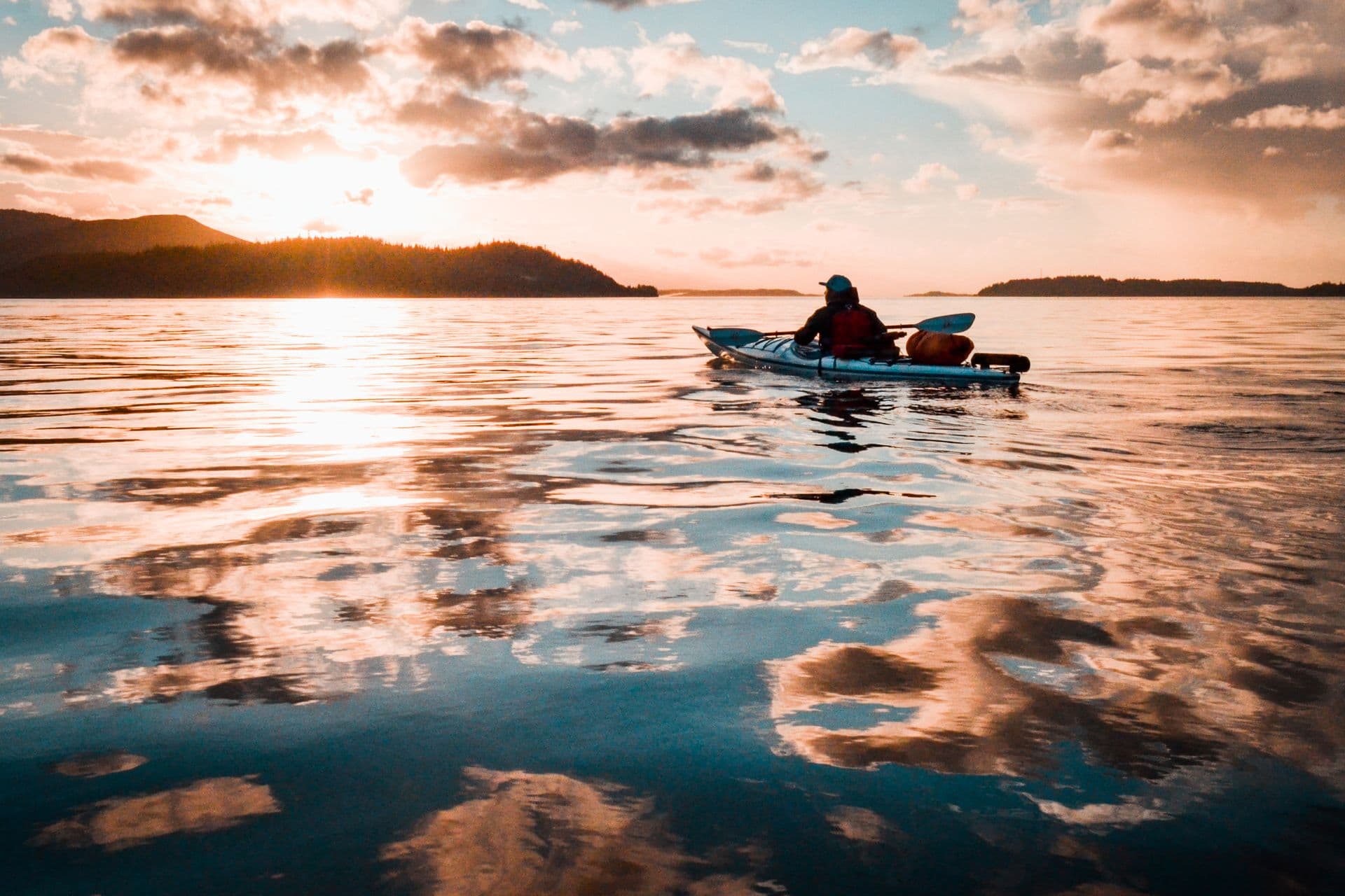 Personne en kayak sur une rivière calme au coucher du soleil en Occitanie